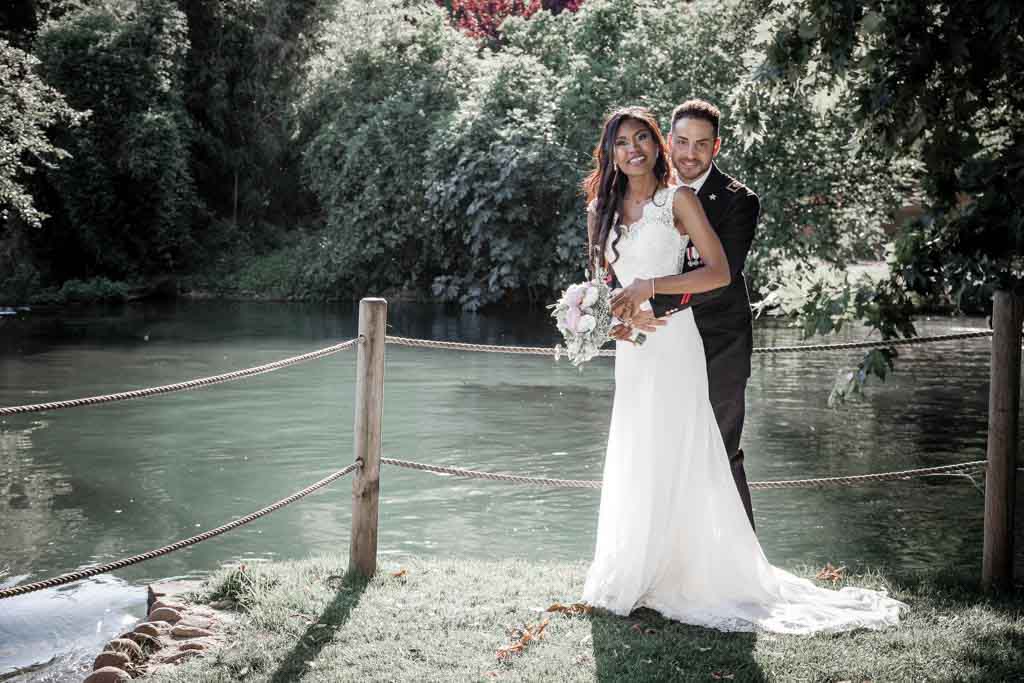 sposi sullo sfondo del fiume mincio a Mantova